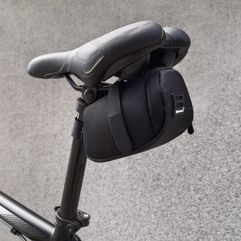 Mała torba rowerowa pod siodełko 0.6 l czarny Mała torba rowerowa pod siodełko 0.6 l czarny
